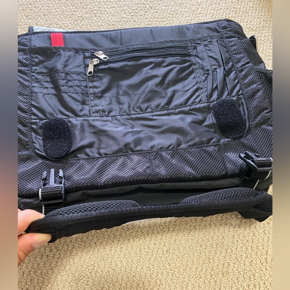 SOLD- Titleist Laptop Messenger Travel Bag. Excellent Condition. - Picture 4 of 13